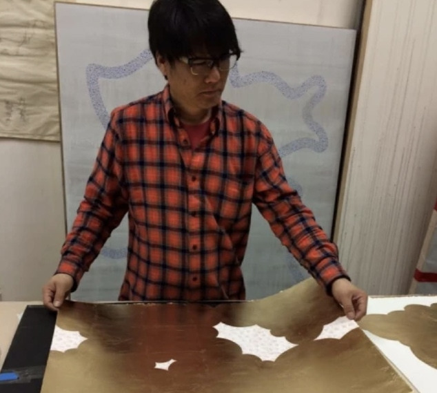 Yoshihiro Kitai working on a print